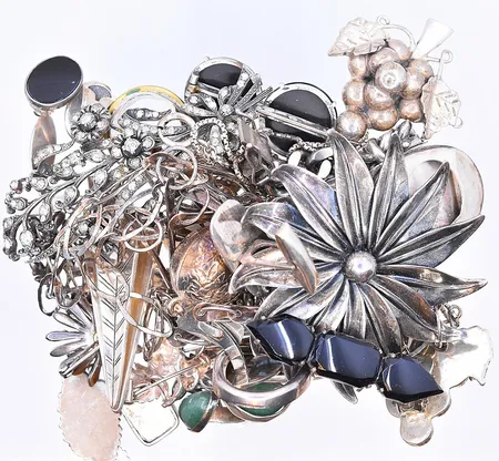 Diverse silver, 830/1000. Vikt: 357,5 g