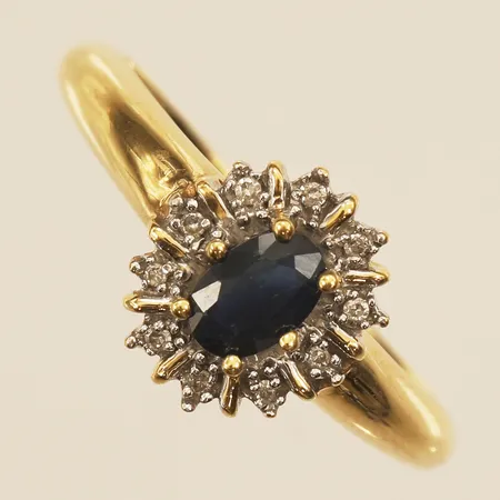 Ring med diamanter 10x ca0,01ct, troligen syntetisk safir, stl 19, bredd 10,9mm, GHA, 18K  Vikt: 4,3 g