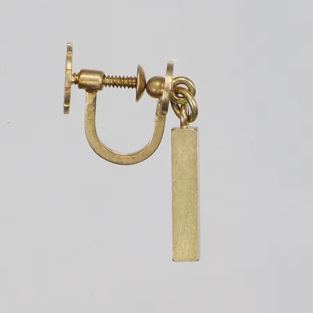 Udda Örhänge Wiwen Nilsson, längd 22mm bredd 3mm (stavens bredd), skruvmodell, Lund 1970 18K Vikt: 4 g