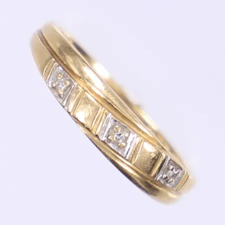 Ring med diamanter totalt 3xca 0,005ct stl 16¾ bredd 1-4mm vitguldsdetaljer 18K Vikt: 1,7 g