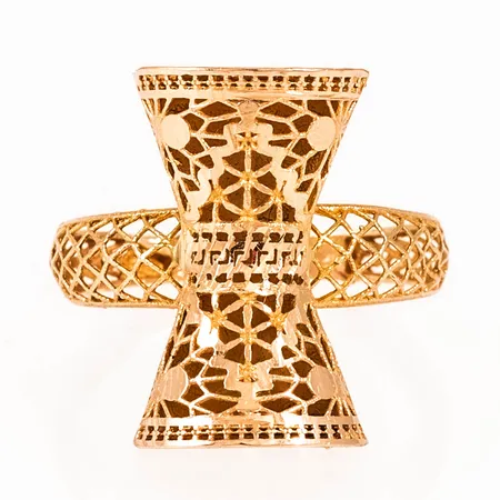 Ring i 18K guld med genombruten mönsterdekor. Den är i storlek 18¼, är 2,5 - 20 mm bred och väger 2,6g. 