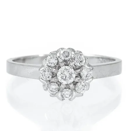 Carmoséring i 18K vitguld med 1 x c:a 0,11ct och 8 x c:a 0,03ct briljantslipade diamanter. Den är i storlek 17½, är 2 - 9 mm bred och väger 4,1g. Stenstorlek 0,35ct ingraverat. Stämplad A10 (1975), GD&Co (Guldvaruaktiebolaget G. Dahlgren & Co AG, Malmö), 18K och kattfot.