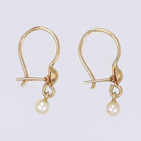 Ett par örhängen med små pärlor, höjd 20mm, 18K Vikt: 1,1 g