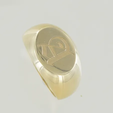 Ring, Ø 19 mm, bredd 13 mm, graverad, 18K Vikt: 7,4 g