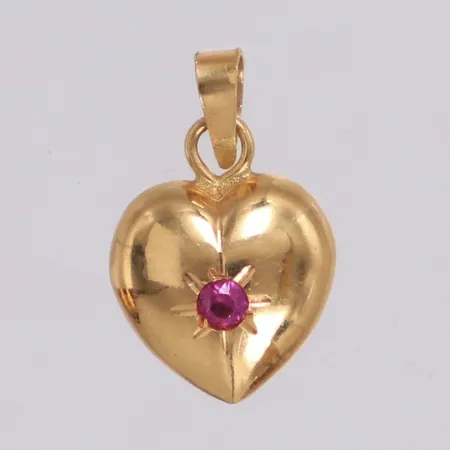 Hänge hjärta med röd sten, längd 16mm, bredd 9,8mm, 18K Vikt: 0,7 g