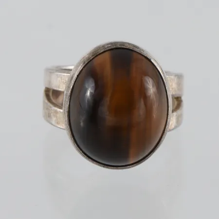 Ring Silver 830/1000 med tigeröga,ej stämplad,storlek 19.5 mm,bredd 6.4-20.2 mm. Vikt: 12,4 g