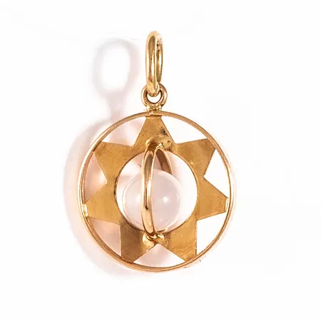 Hänge i 18K guld med halvgenomskinlig vit kula (månadssten för juni). Det är 12,5 mm brett, 19 mm långt inkl. ögla och väger 0,9g.