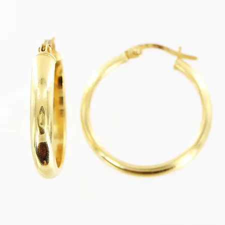 Ett par örhängen, 26mm, bredd 3,5mm, mindre bucklor, 18K Vikt: 2,6 g