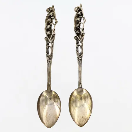 Två kaffeskedar ur svenska floran, ca 11 cm, 830/1000 Silver Vikt: 18,9 g