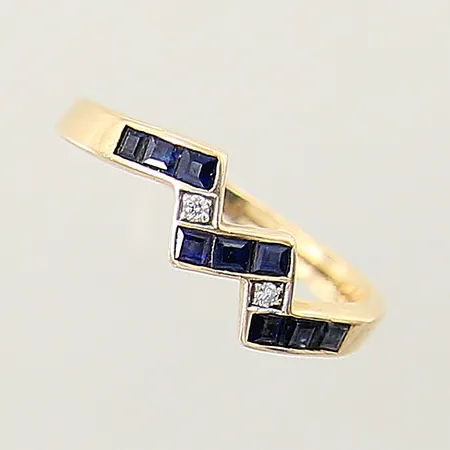 Ring med safirer samt diamanter 2 x ca 0,01ct, stl 17½, bredd 2-6mm, 18K Vikt: 2,6 g