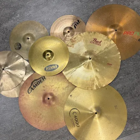 9 cymbaler, en överdel Hi-hat, modell Paiste PST 5, mässing, mått ca 32x33cm, en tama 16 tums crashcymbal, mått ca 35x35cm, en China-cymbal, modell SH-CH16R, brons, mått ca 35x35cm, två Cember, modell C4000, Ride, Kanada, 51CM, en Pearl, modell CX-200 Ride, 51cm, mässing, en Meinl, modell Profile Volcanic rock ride, två omärkta, defekt fodral Skickas med postpaket.