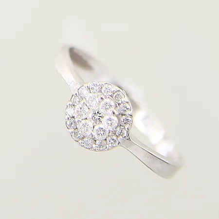 Ring med diamanter 1 x ca 0,02ct, 6 x ca 0,015ct, 14 x ca 0,01ct, stl 16½, bredd 2-7mm, vitguld, 18K Vikt: 1,4 g