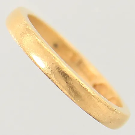 Ring, stl 17½, bredd 3mm, gravyr, 23K  Vikt: 5,5 g