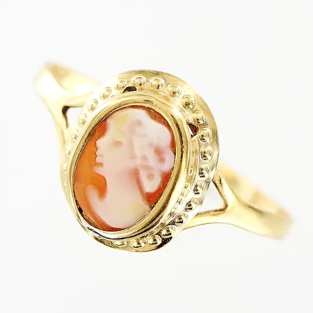 Ring med camé, stl 16¼, bredd 1-10,5mm, skev skena, 18K Vikt: 1 g