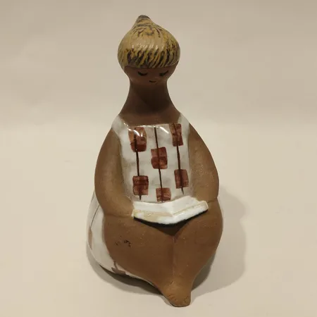 Figurin Charlotta, ur serien ABC-flickorna, Lisa Larson, Gustavsberg, höjd 16cm, delvis glaserad stengodslera, signerad, sträck över öga, repig undersida Skickas med postpaket.