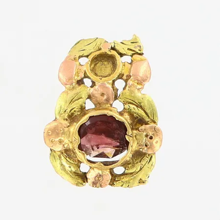Del av smycke med röd sten, defekter, 17x10mm, 14K Vikt: 0,7 g
