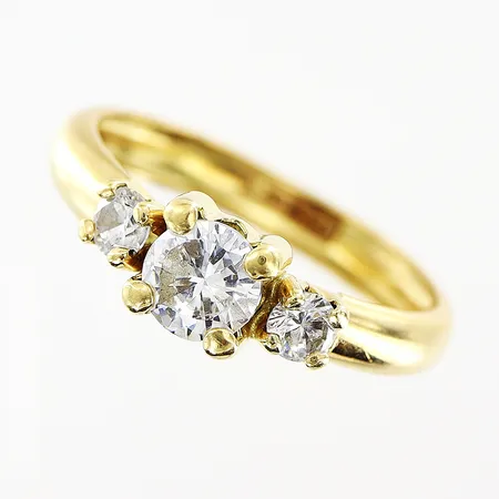 Ring, vita stenar, stl 16¾, bredd 3-5mm, mindre buckla på skena, GHA, 18K Vikt: 1,2 g