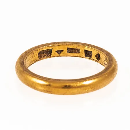 Graverad ring i 23K guld. Vikt: 5,6g. 