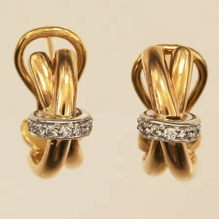 Ett par örhängen med diamanter 18 x ca 0,01ct, längd ca 15,5mm, bredd ca 7mm, 18K Vikt: 7,1 g