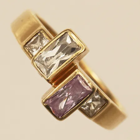 Ring med lila samt vita stenar, stl 2,7-9,2mm, 14K  Vikt: 4,1 g