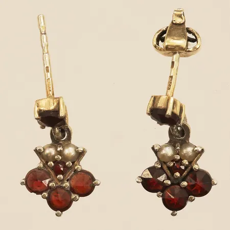 Ett par örhängen med granater, pärlor, längd 16,5mm, bredd 9,8mm, en snurrebuss i metall, saknar en snurrebuss, 830/1000 silver Vikt: 2,2 g