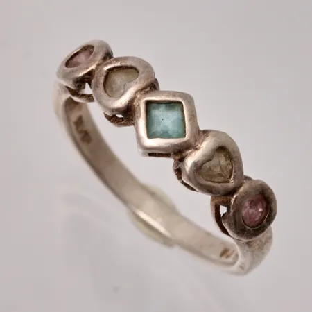 Ring i silver, stl 18¾, bredd 2,4-6mm, 5st olikfärgade stenar, 925/1000, vikt 3g.