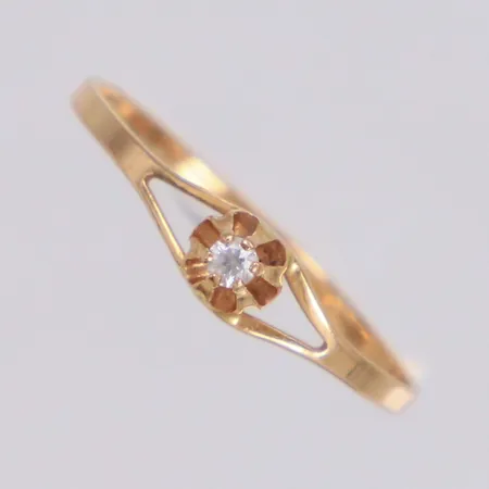 Ring med vit sten, stl 17, bredd 1,2-3,9mm, skev, 18K Vikt: 0,7 g