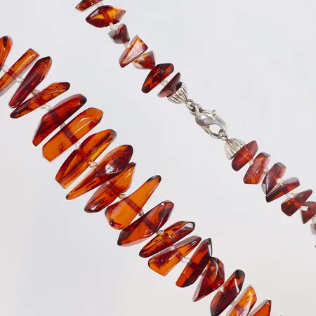 Collier med polerad bärnsten 80cm bredd 10-20mm, lås i vitmetall 