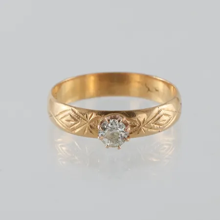 Ring 18k med solitär diamant på ca 0.35 ct (omarbetad äldre vigselring),storlek 19 ¼ mm,bredd 4.1 mm. Vikt: 3,5 g