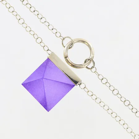 Collier av Lina Lundberg för Målerås med kristallhänge, ca 45cm, kedjans bredd ca 4mm, hänget ca 27x23mm, med etui, 925/1000 Silver, 18,5 gram  Vikt: 18,5 g