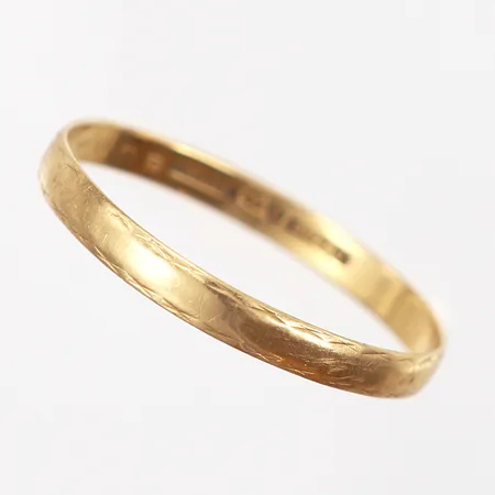 Ring mönstrad stl 21¼, bredd: 3mm, gravyr, skev skena, 18K Vikt: 1,8 g