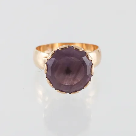 Ring 18k med sten (omgjord vigselring),gravyr,storlek 19 mm,bredd 5-14.5 mm. Vikt: 7,8 g