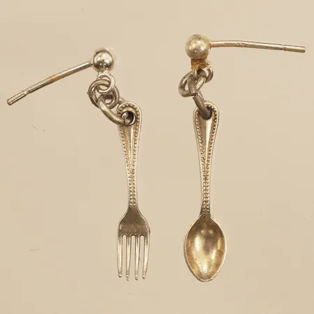 Ett par örhängen gaffel och sked, längd 25mm, bredd 5mm, saknar snurrebussar, silver Vikt: 0,8 g
