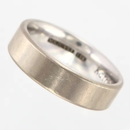 Ring slät stl 19¾, bredd 6mm, repor, gravyr, vitguld 18K Vikt: 10,4 g