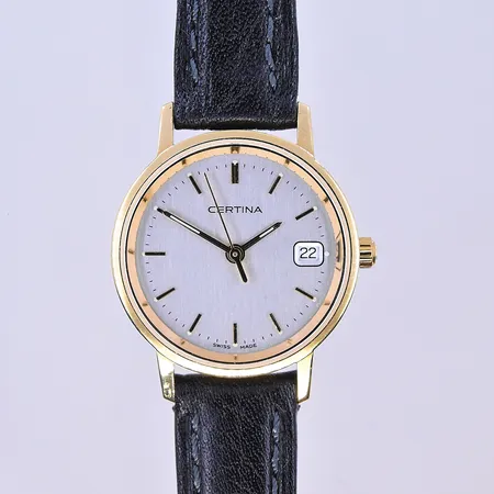 Damur Certina, quartz, datum, Ø24 mm, graverad boett, 18K. Bruttovikt 15,4g.