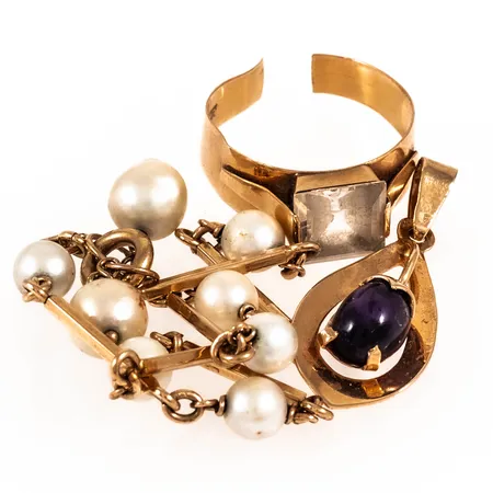 Diverse defekt guld i 18K. Vikt: 10,4g. inkl. pärlor och stenar. 