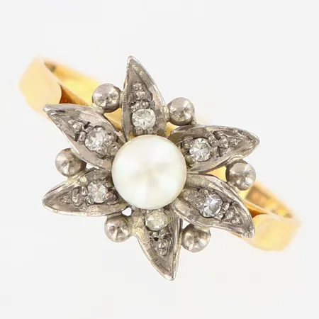 Ring med pärla och diamanter 6x0,01ct av Stigbert, stl 17, bredd framtill ca 9mm, 18K Vikt: 2,9 g