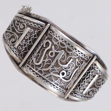 Stelt armband, innermått 63,5x54,5mm, bredd 9,7-36,3mm, öppningsbart, säkerhetskedja, ostämplat silver Vikt: 44,8 g