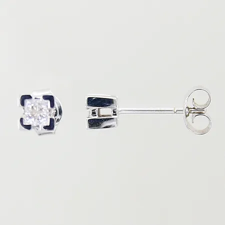 Ett par örhängen med diamanter 8 x ca 0,03ct, prinsesslipade, Ø4mm, GHA, vitguld, 18K Vikt: 1,6 g