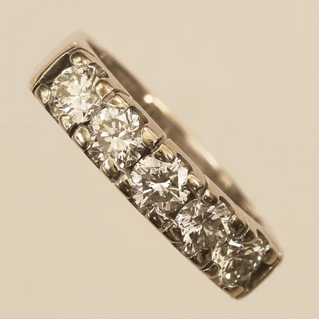 Ring med diamanter 5X ca0,20ct, totalt 1ct (enligt gravyr), vitguld, stl 15½, bredd 4,2mm.18K  Vikt: 4,9 g