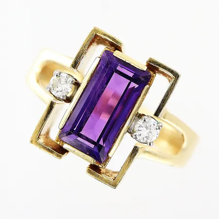 Ring, lila sten och diamanter 2 x ca 0,05ct, stl 17¼, bredd 3-13,5mm, 18K Vikt: 7,6 g