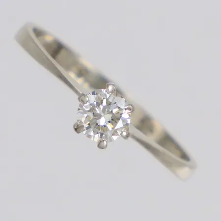 Ring med diamant 1xca0,35ct ca W(H)/Si, stl 17¾, bredd 0,9-5,2mm, vitguld, nagg på kulett, 18K  Vikt: 1,8 g