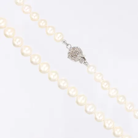 Pärlcollier odlade sötvattenpärlor längd 100cm bredd 6mm lås i silver 925/1000 Vikt: 0 g