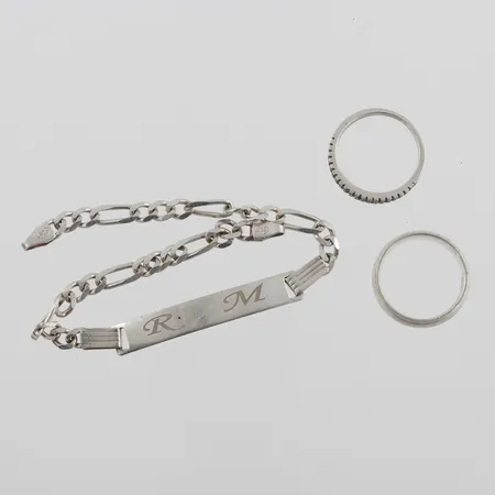 Diverse silversmycken 925/1000 med gravyr. Vikt: 14,3 g