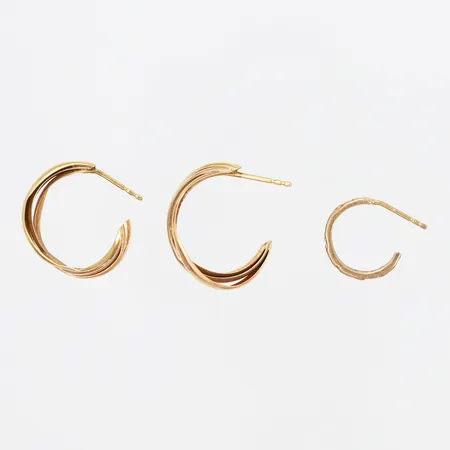 Tre udda örhängen utan stoppar, samtliga med skevheter/bucklor, 18K Vikt: 3,2 g