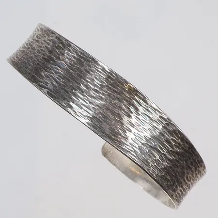 Armring, mönstrad skev silver 925/1000 Vikt: 25,2 g