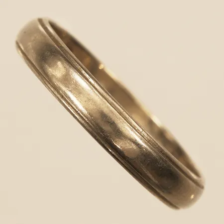 Ring, stl 19½, bredd 3,8mm, gravyr, vitguld, 18K Vikt: 3,9 g