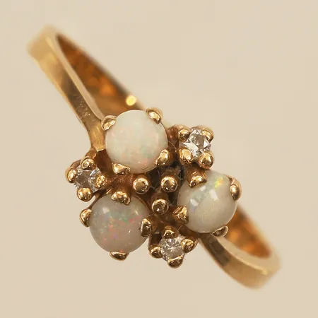 Ring med Opaler samt diamanter 3 x ca0,01ct, stl 17½, bredd ca 9mm, 18K Vikt: 3,2 g