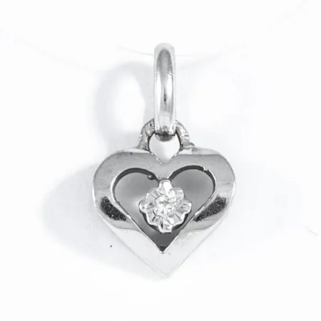 Hänge Hjärta i 18K vitguld med 1 x c:a 0,01ct 8/8 slipad diamant. Det är 8 mm brett, 13,5 mm långt inkl. ögla och väger 1,0g. 