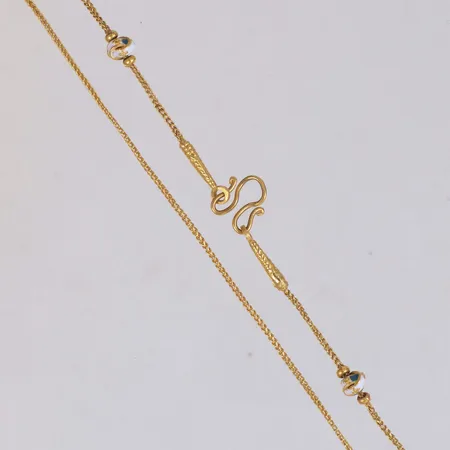 Collier med emaljdetaljer, längd 44,5cm, bredd 1-6mm, bucklor, Thailand, ½ baht, 23K  Vikt: 7,6 g